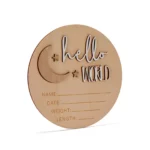 שלט עץ לתיעוד פרטי לידה – hello world עם ירח וכוכבים צילום בזווית