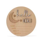 שלט עץ לתיעוד פרטי לידה – hello world עם ירח וכוכבים צילום מלפנים