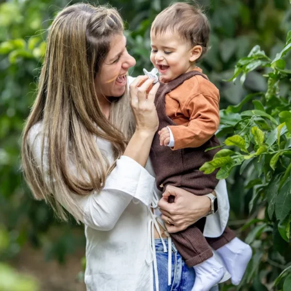 שיר, מייסדת LULIE’S, עם התינוק שלה