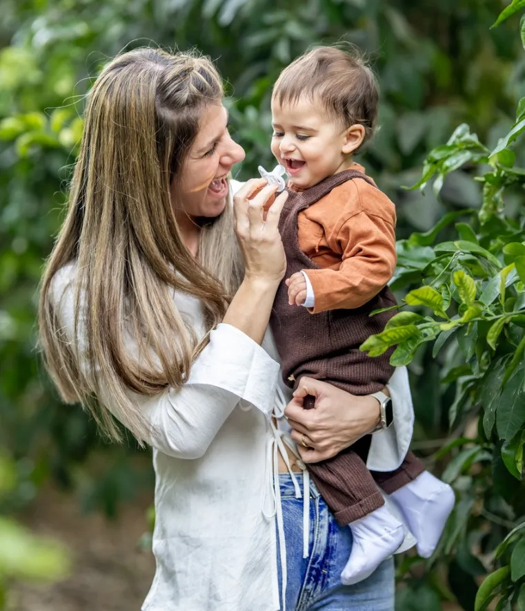 שיר, מייסדת LULIES, מחזיקה תינוק