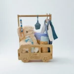 מארז BABY BUS בצבע כחול הכולל בובת פיל, שמיכת וופל, בגדי תינוק ומתנות לידה