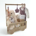 מארז BABY BUS לילך עם שמיכת וופל, בובה ואביזרים לתינוק