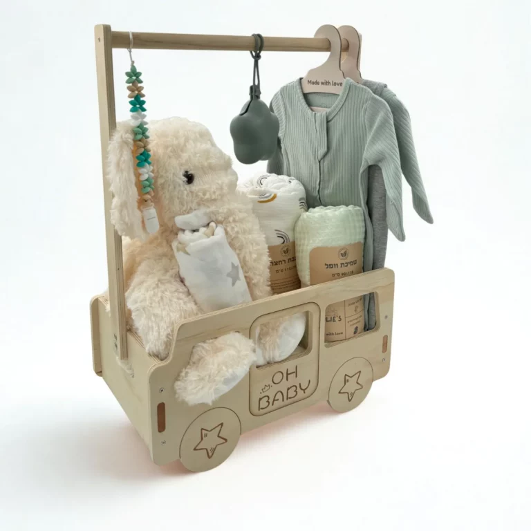 מארז BABY BUS בצבע פיסטוק עם שמיכת וופל, בובה וביגוד לתינוק